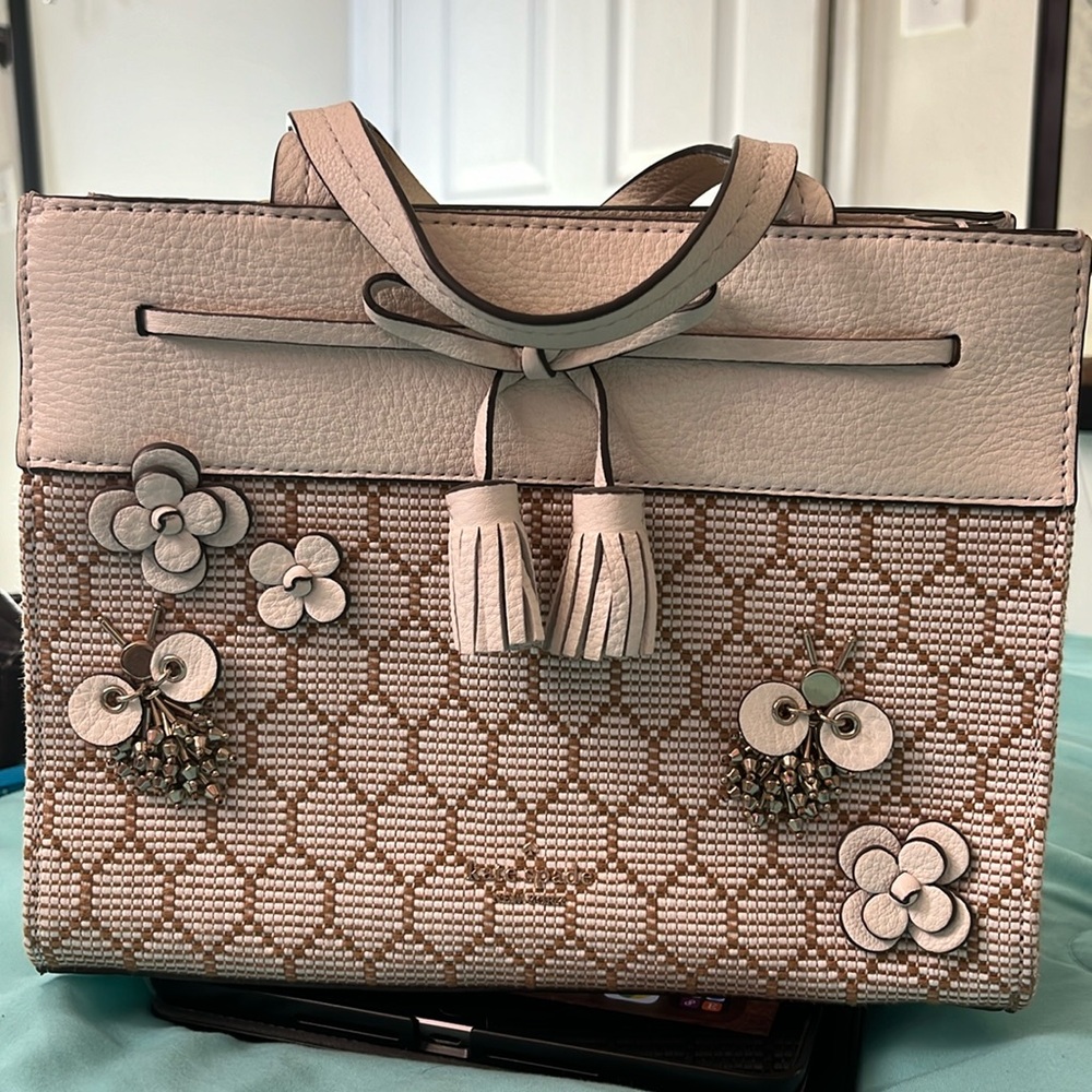 Kate Spade Hayes Bee bag with creamy leather details. In new condition. Used 1x